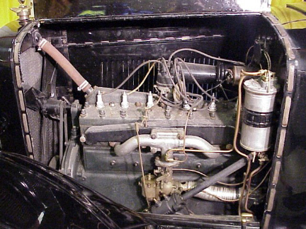 1922 Engine compartment